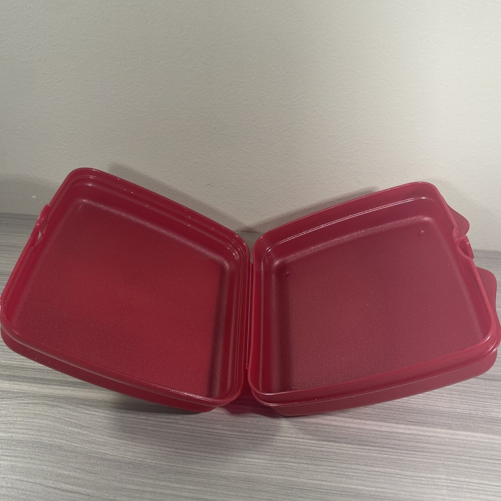 Tupperware Disney Snow White Sandwich Keeper New!