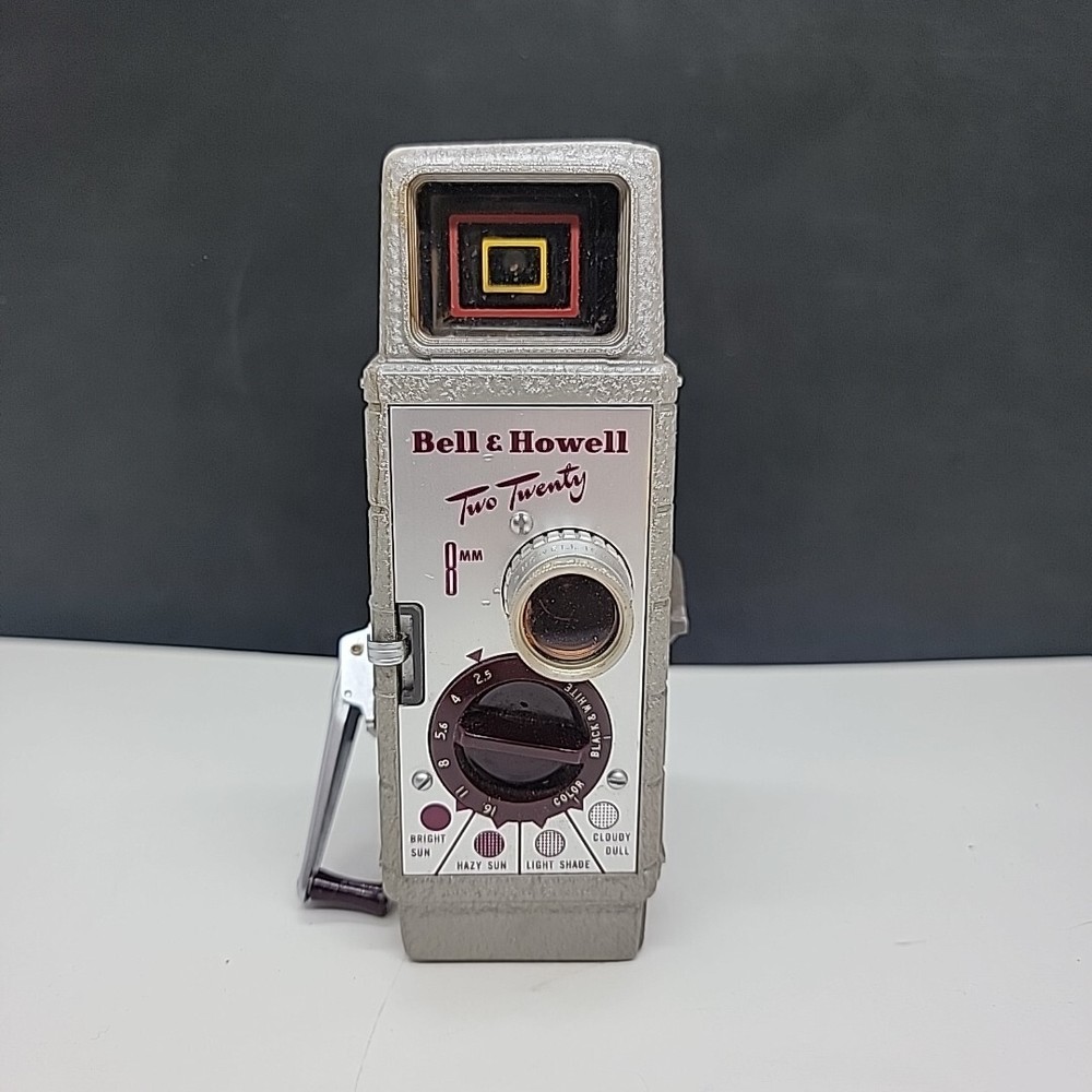 VINTAGE BELL & HOWELL 8MM CAMERA TWO TWENTY  UNTESTED