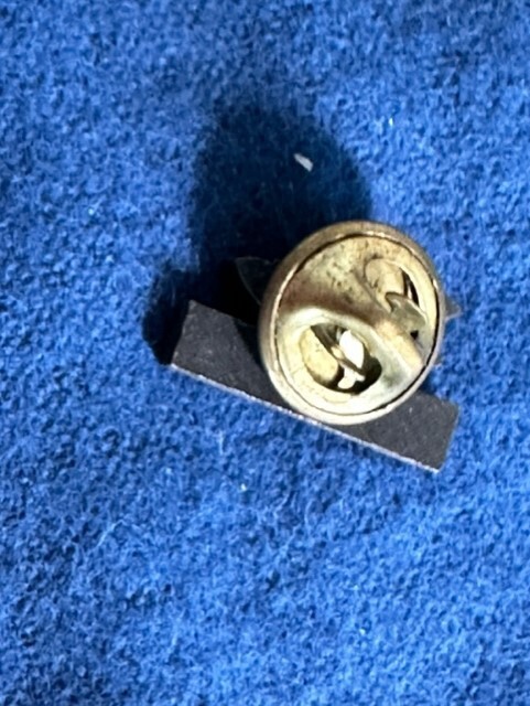 Canada Leaf Red & White Pin hat collar 1/2" TX198