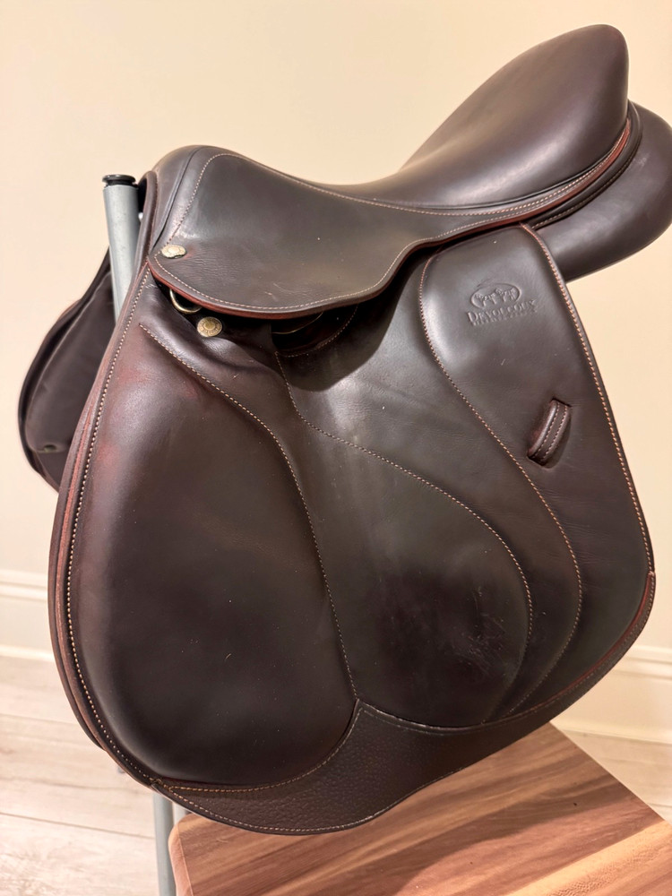 Devoucoux Biarritz Saddle 17" Buffalo with Grain D3D