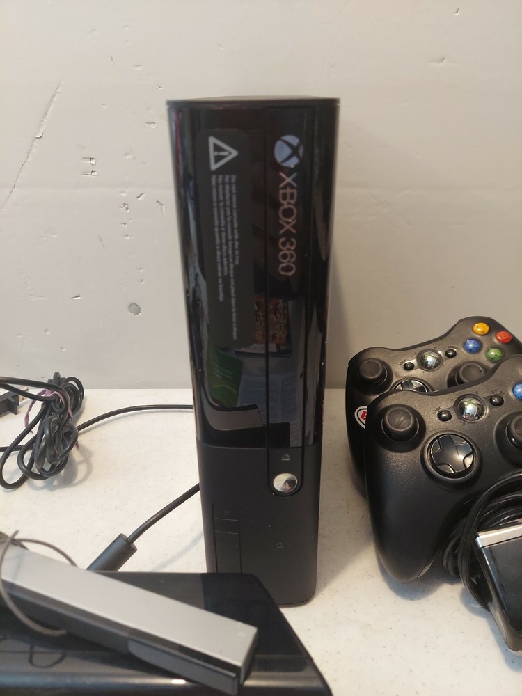 xbox 360 console kinect bundle,2 controllers w charger headphones 2 games EUC