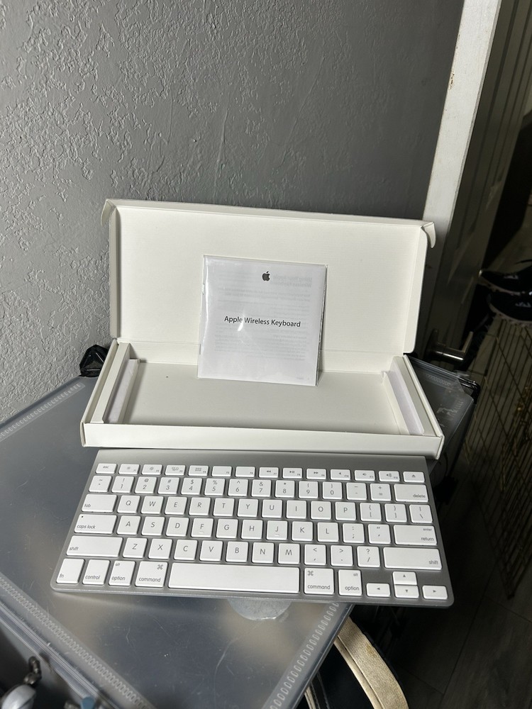 Apple Magic A1314 Bluetooth Wireless Aluminum Keyboard Silver Tested Working