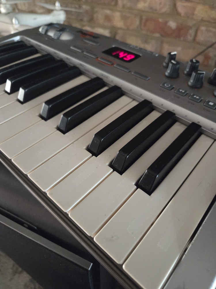 M-Audio Oxygen8 v2 25-Key MIDI USB Keyboard Controller Pitch Mod Faders Knobs