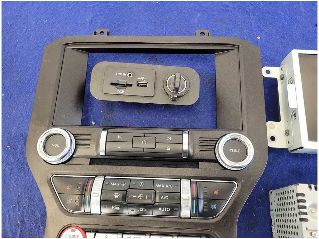 2015 Ford Mustang GT S550 Radio Sync Receiver Audio Info Screen Face Plate 2802