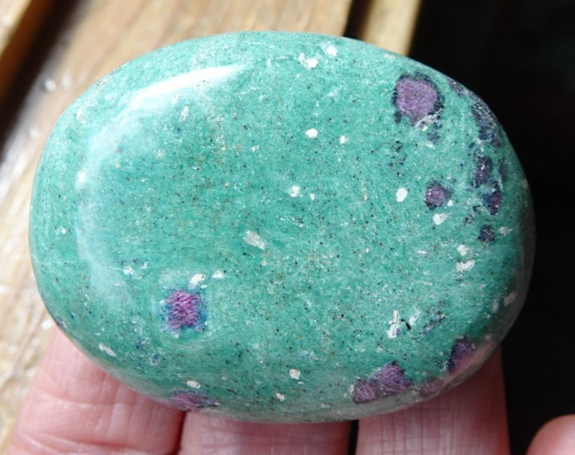Ruby Fuchsite Palmstone - India sc1013