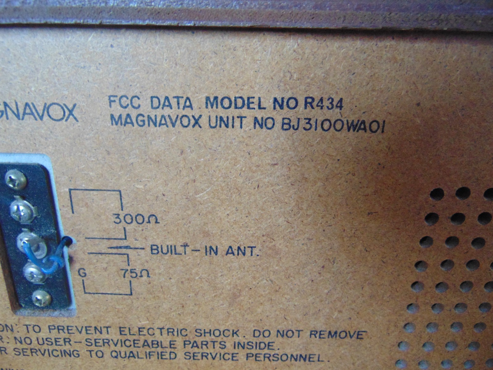 Magnavox Table Radio Model R434 AM/FM powers on in very good condition