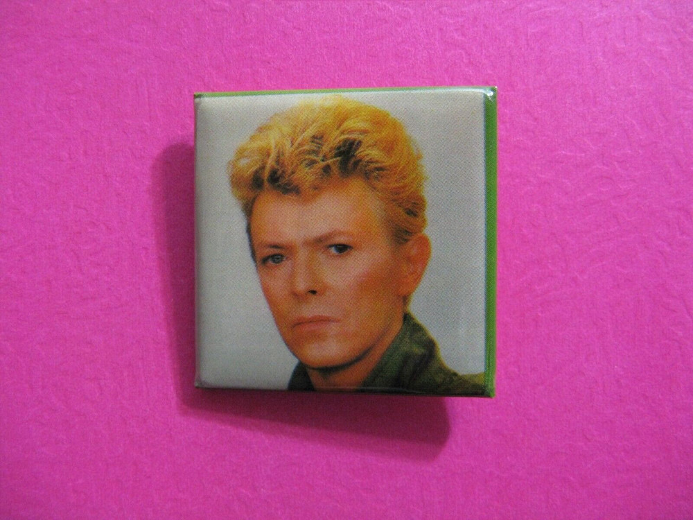 DAVID BOWIE VINTAGE SQUARE BUTTON PIN BADGE CANADA MADE   FACE.     BB