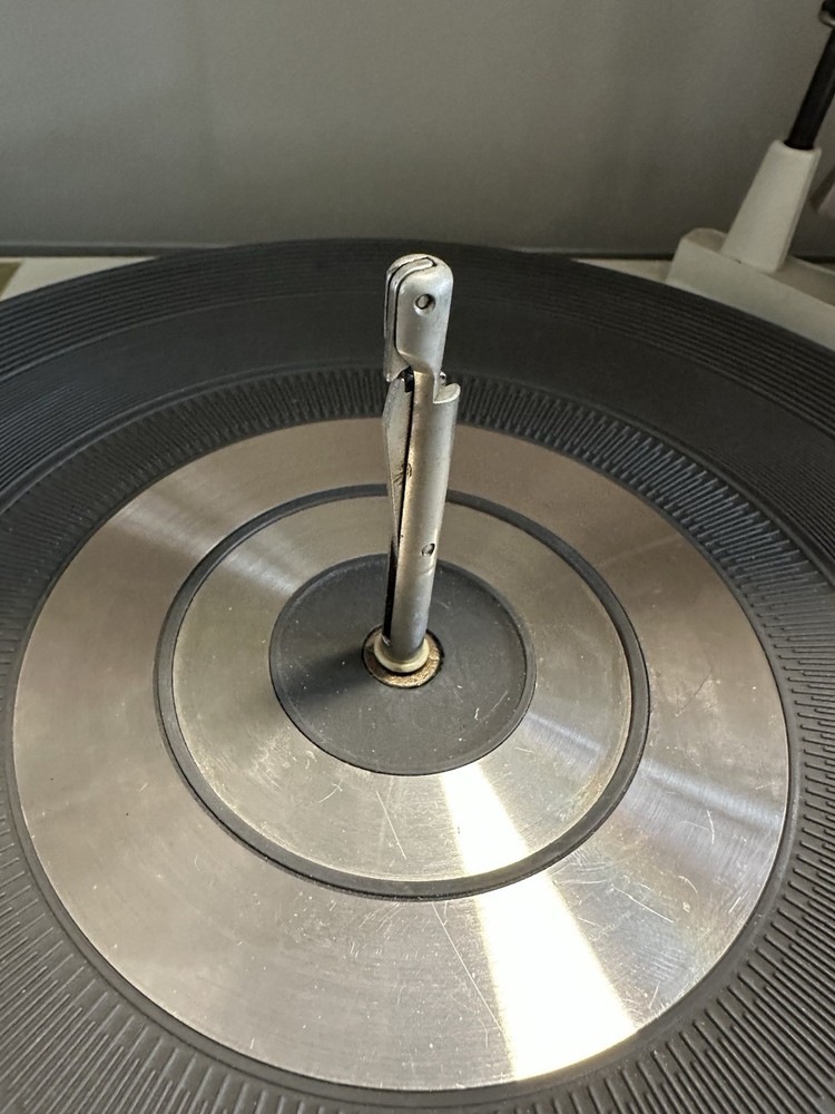 Zenith 7552W Stereo Phonograph Record Player Solid State Fold-Out Speakers USA