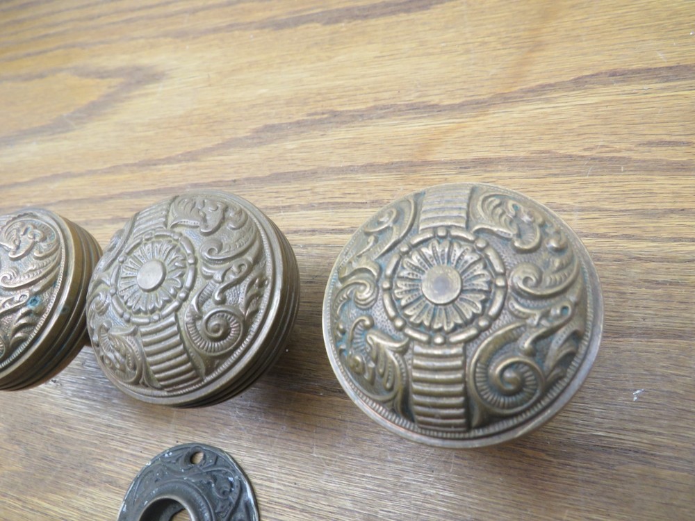 3 OLDDOOR KNOBS & ESCUTCHEON