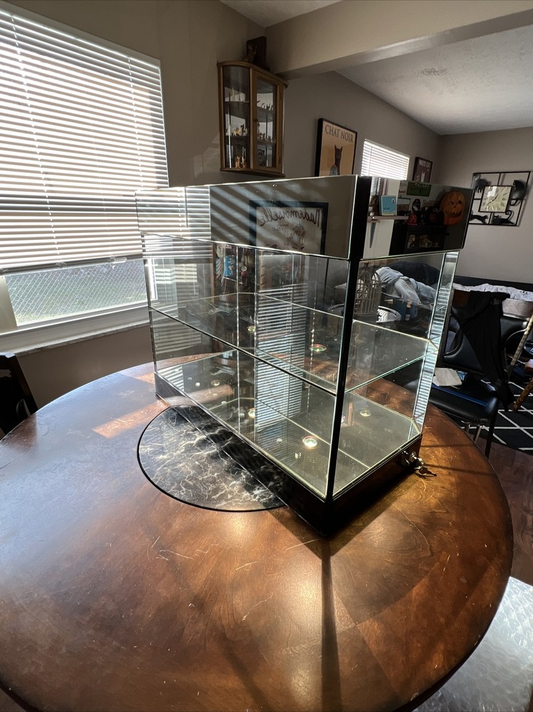 1990 HUMMEL STORE DISPLAY CASE, BEAUTIFUL SOLID CASE WITH 2 LOCKING DOORS