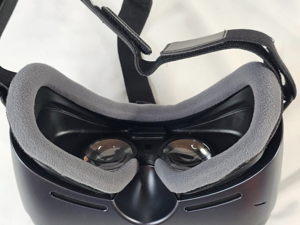 Samsung Gear VR with Controller, Complete in original box, Classic OG VR Tech!
