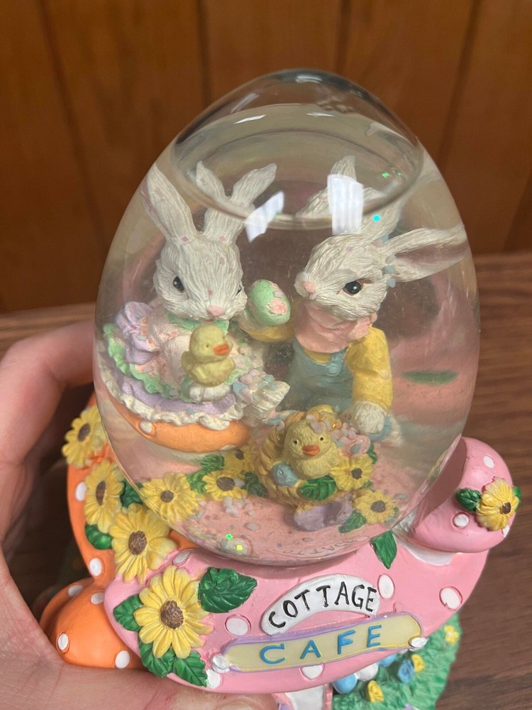 VINTAGE EASTER SPRING PETER COTTONTAIL RABBIT WATER GLOBE / SNOW GLOBE EGG SHAPE