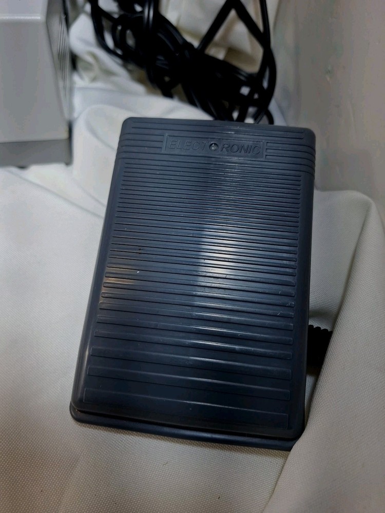 Singer Heavy Duty 44S Sewing Machine Pristine Condition, Barely Used Machine