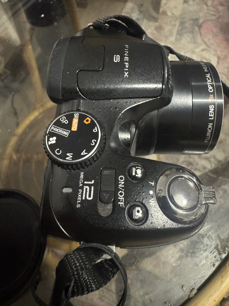 Fujifilm Finepix S1900 Digital Camera 12Mega Pixels working