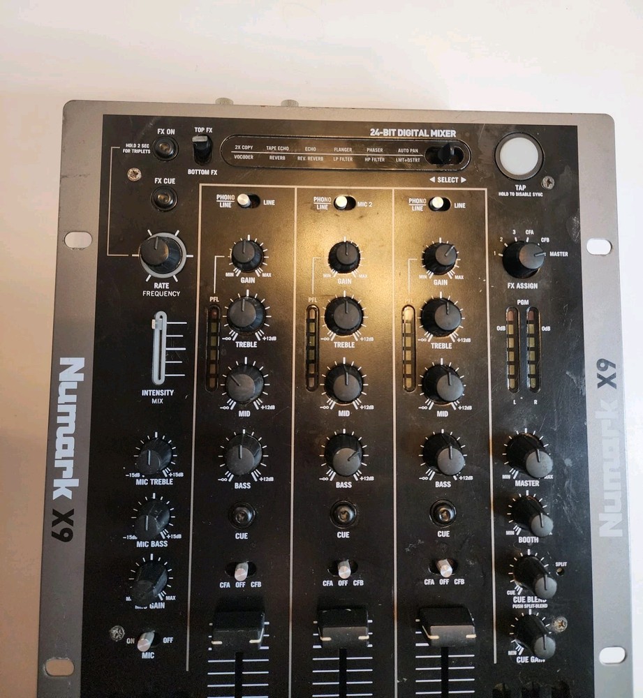 Numark X9 3-Channel Digital Scratch Mixer 24-Bit with Effects Powers On