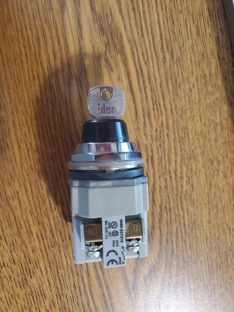 Idec BST-010  2-Position Maintained Key Switch with key