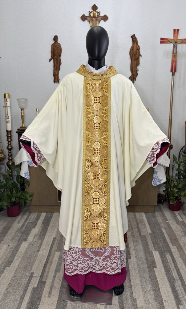 WHITE GOLD GOTHIC DAMASK COLLARED VESTMENT CHASUBLE & STOLE