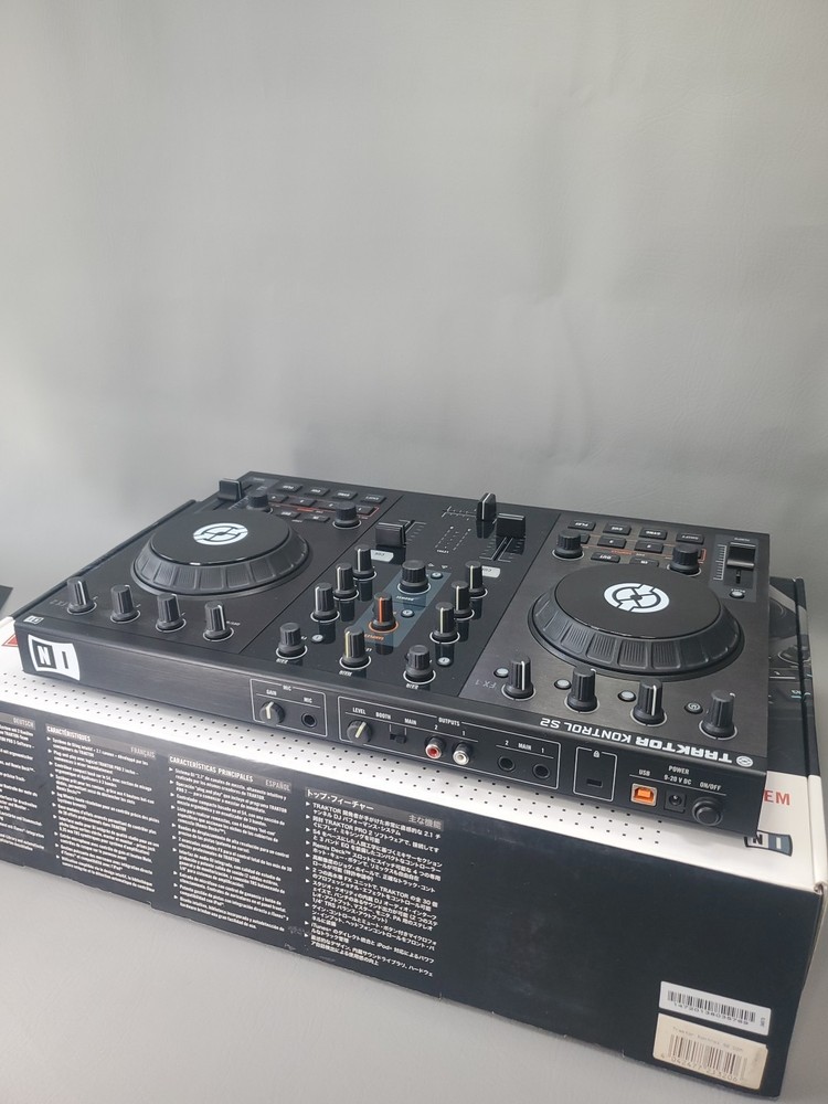 Native Instruments TRAKTOR KONTROL S2 DJ Controller