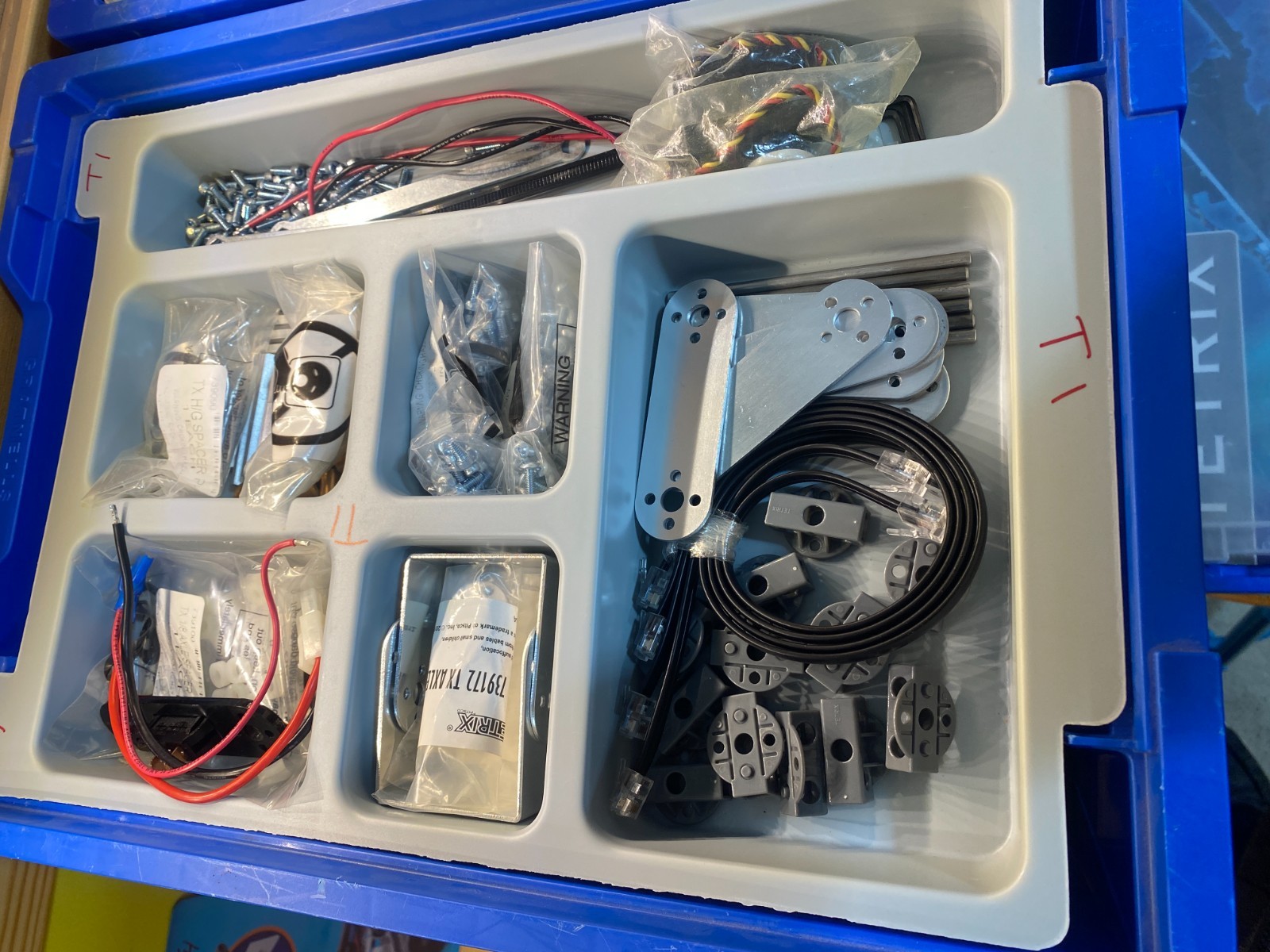 Pitsco TETRIX Robotics | Robot STEM Education Base Set 570 Pieces 739145 LEGO •