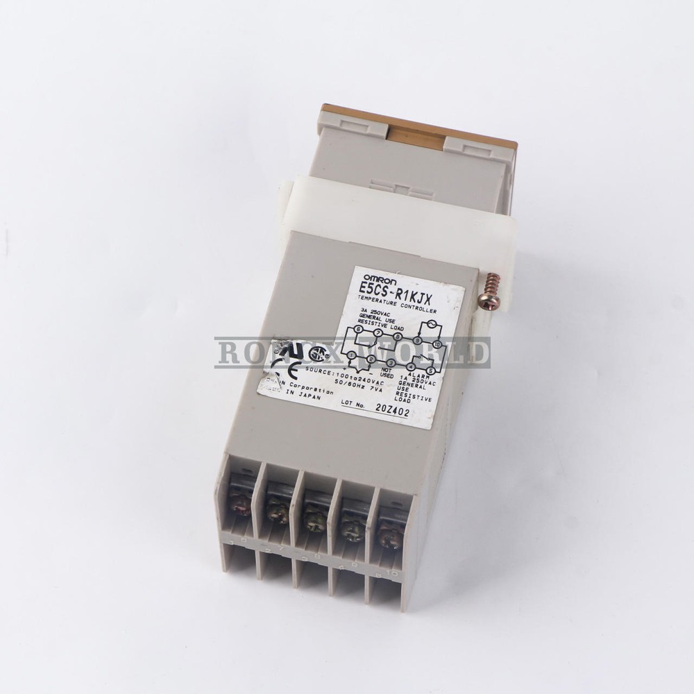 ONE Used Omron Temperature Controller E5CS-R1KJX 100-240VAC