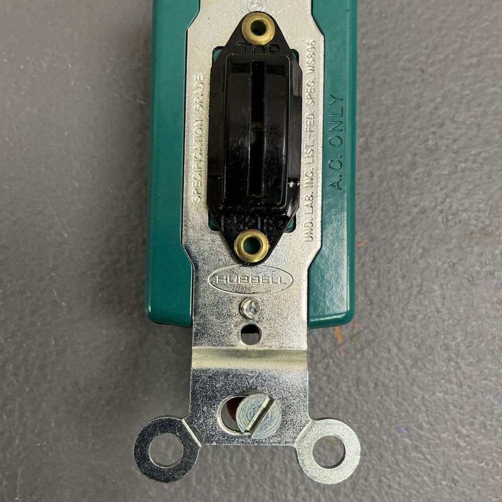 Hubbell 3031L Toggle Switch w/ Key, Single-Pole 30A 120v - ECS