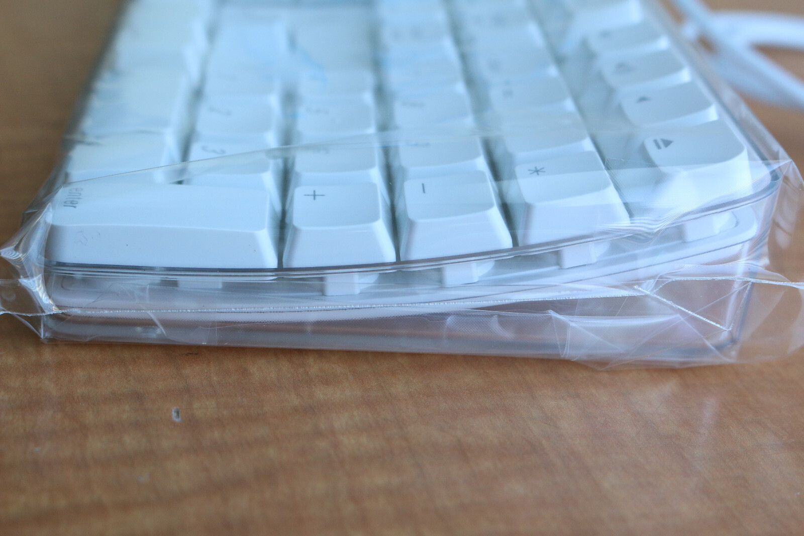 Brand New Genuine Apple A1048 English wired full size USB keyboard 658-0306 (2SB