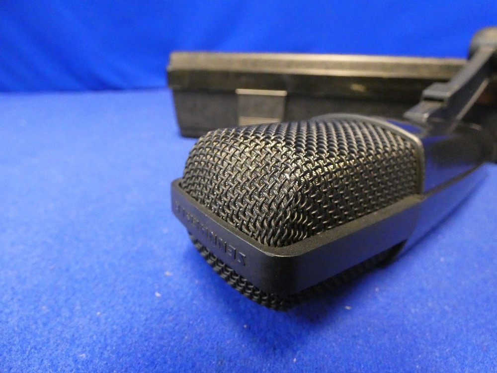 Sennheiser MD 421-II Cardioid Dynamic Microphone w/Case (working-slight dent)