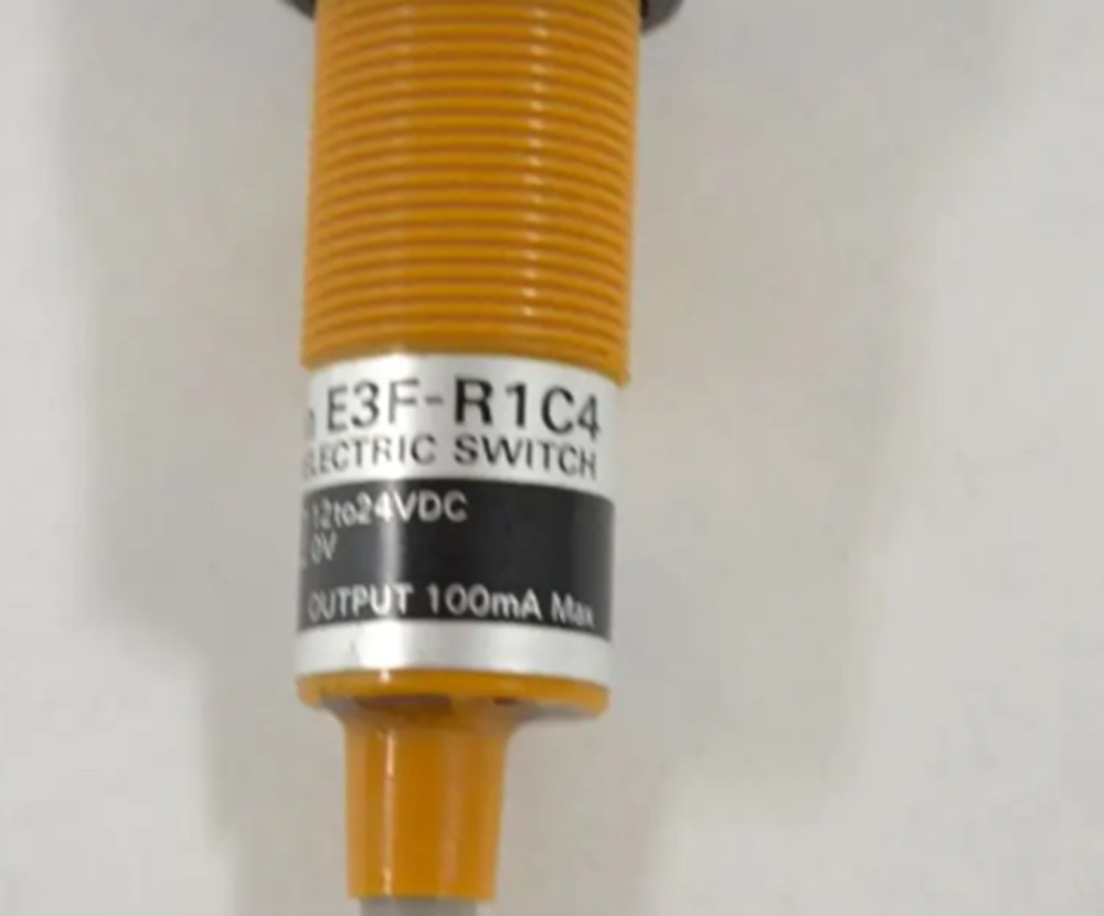 NEW OMRON E3F-R1C4 Photoelectric Sensor