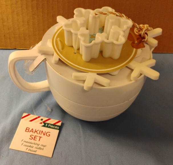 3 Pcs Baking Set, Measuring Cup, Cookie Cutter And Trivet, White Snowflake