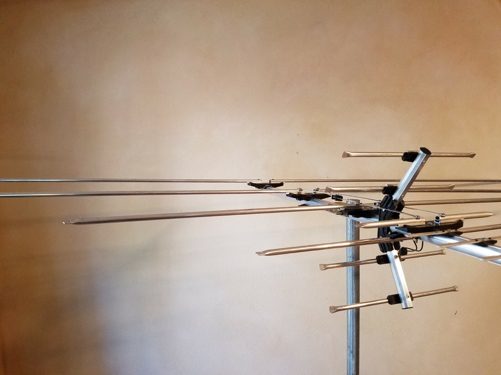 250 Mile Long Range HDTV1080p Outdoes 990 m TV Antenna Digital UHF/VHF FM Radio