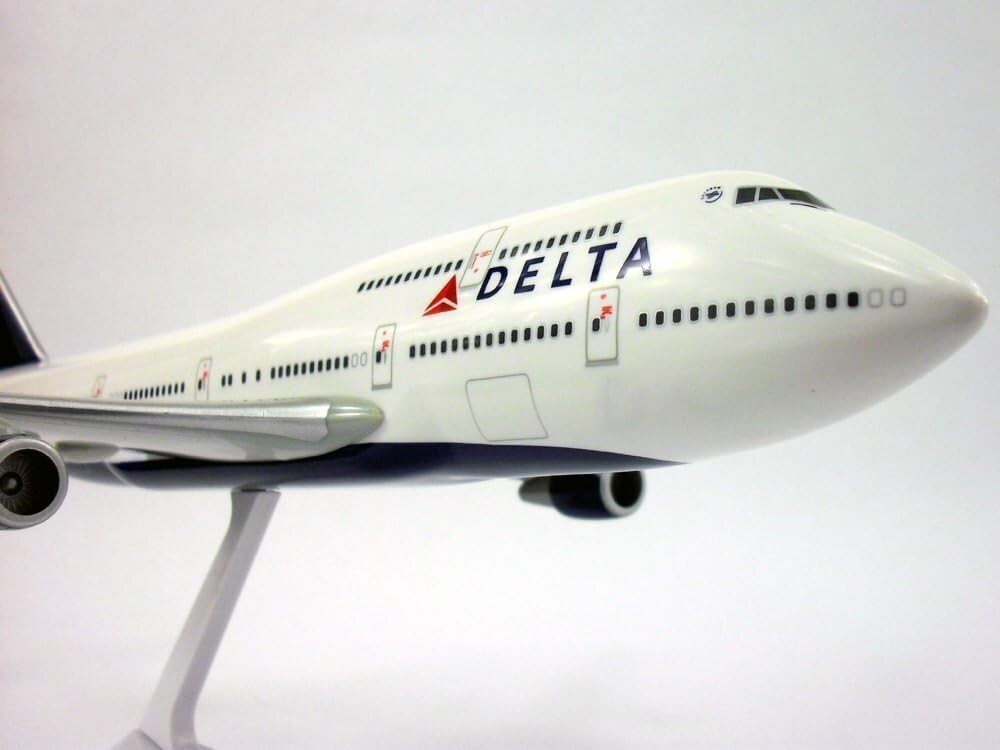 Flight Miniatures Delta Airlines Boeing 747-400 1:200 Scale Model Airplane
