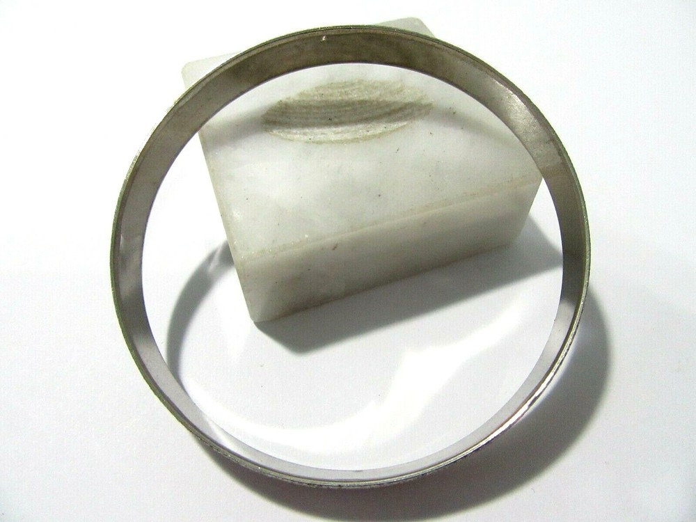 GLITTERY AND SHINY TEXTURED BANGLE BRACELET