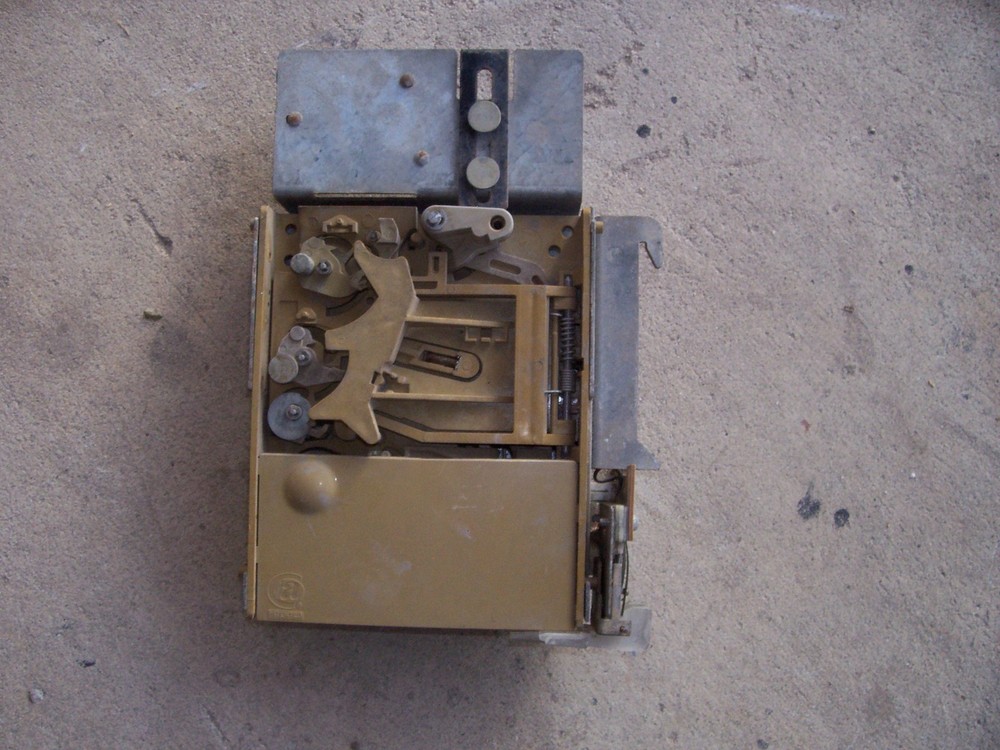 Rowe/AMI jukebox coin acceptor with bracket