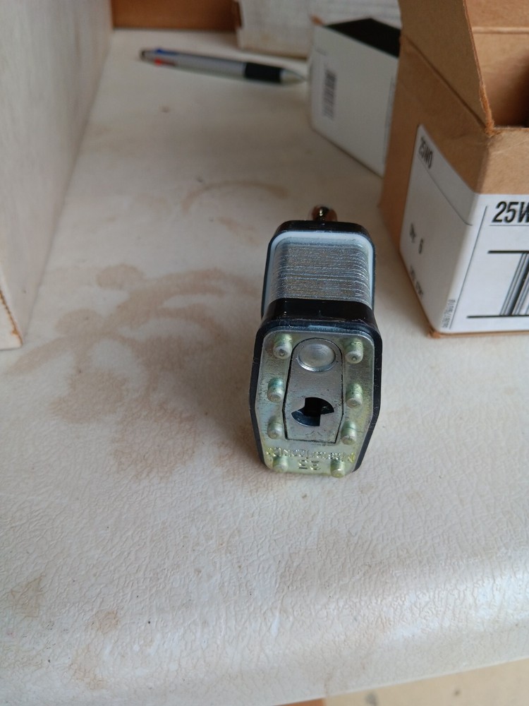 18 rekeyable padlocks KEYED ALIKE