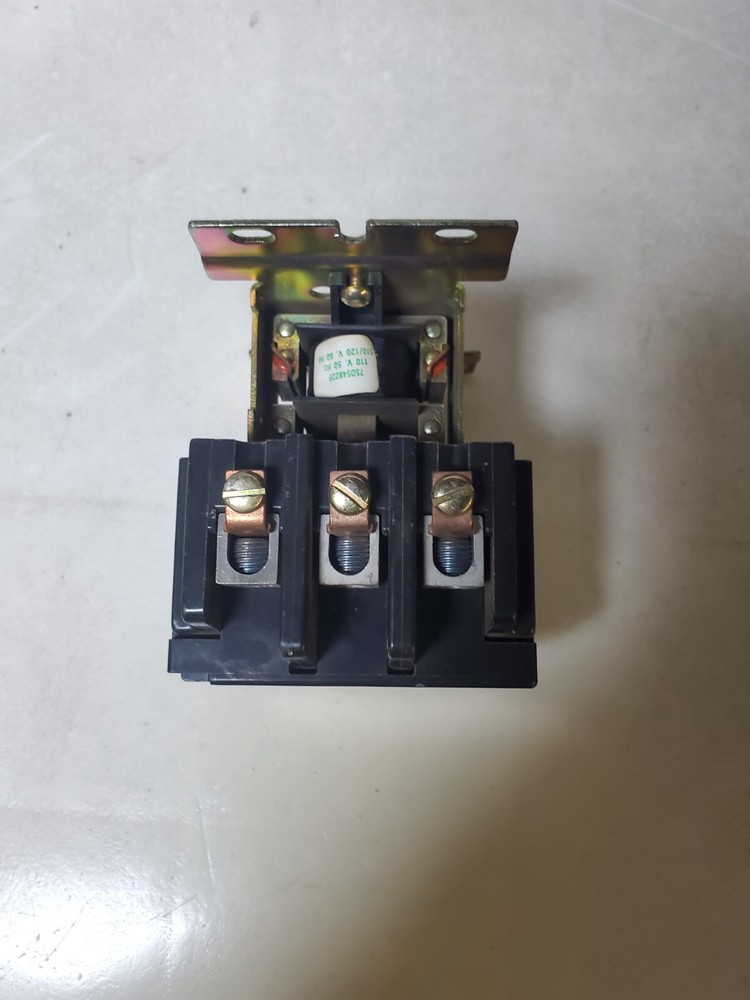 Furnas reversing contactor 44DE30AF