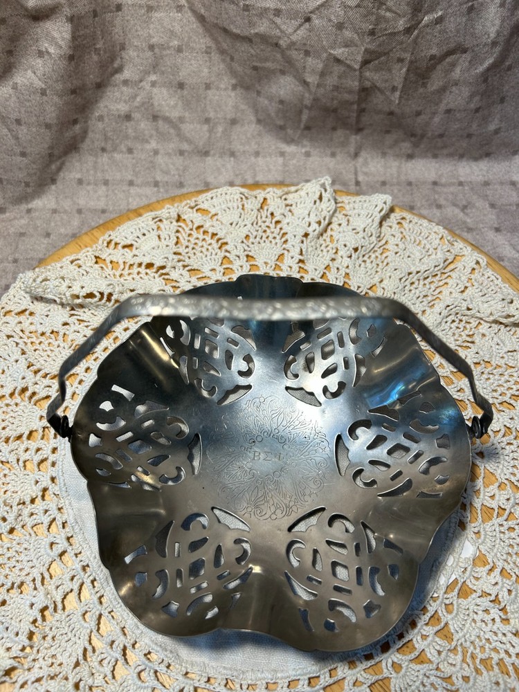 LOVELACE CANDY DISH HINGED HANDLE SILVER PLATE