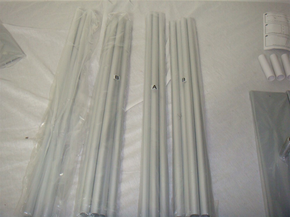 2 PORTABLE PROJECTOR SCREENS IN CASE 78"X 90" -READ!