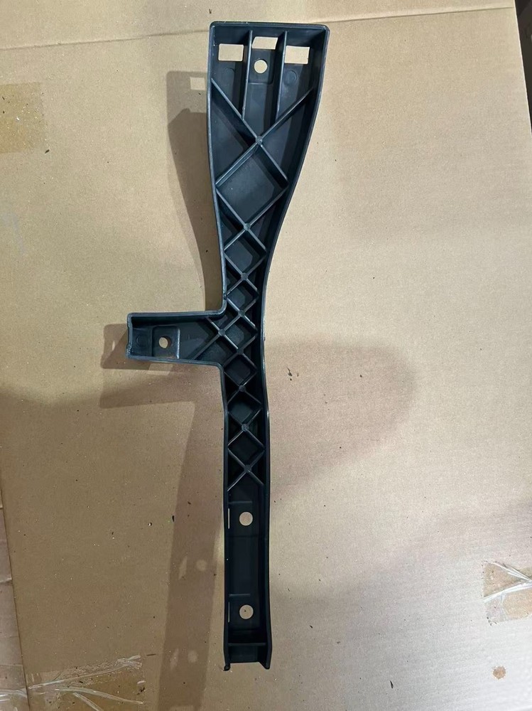 Right Side Bracket Component For Rear Side Skirt Panel Peterbilt 579 2023+