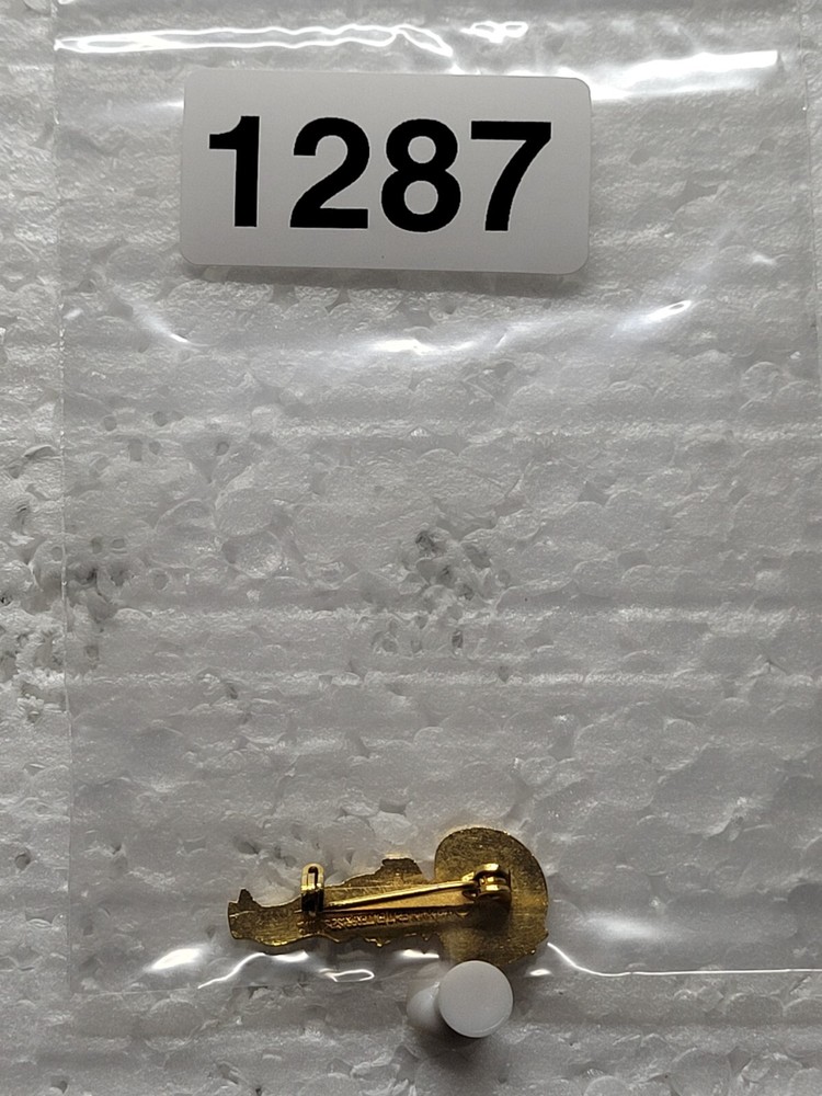 BOY PRAYING HAT LAPEL PIN PIN BACK USED (L1287)