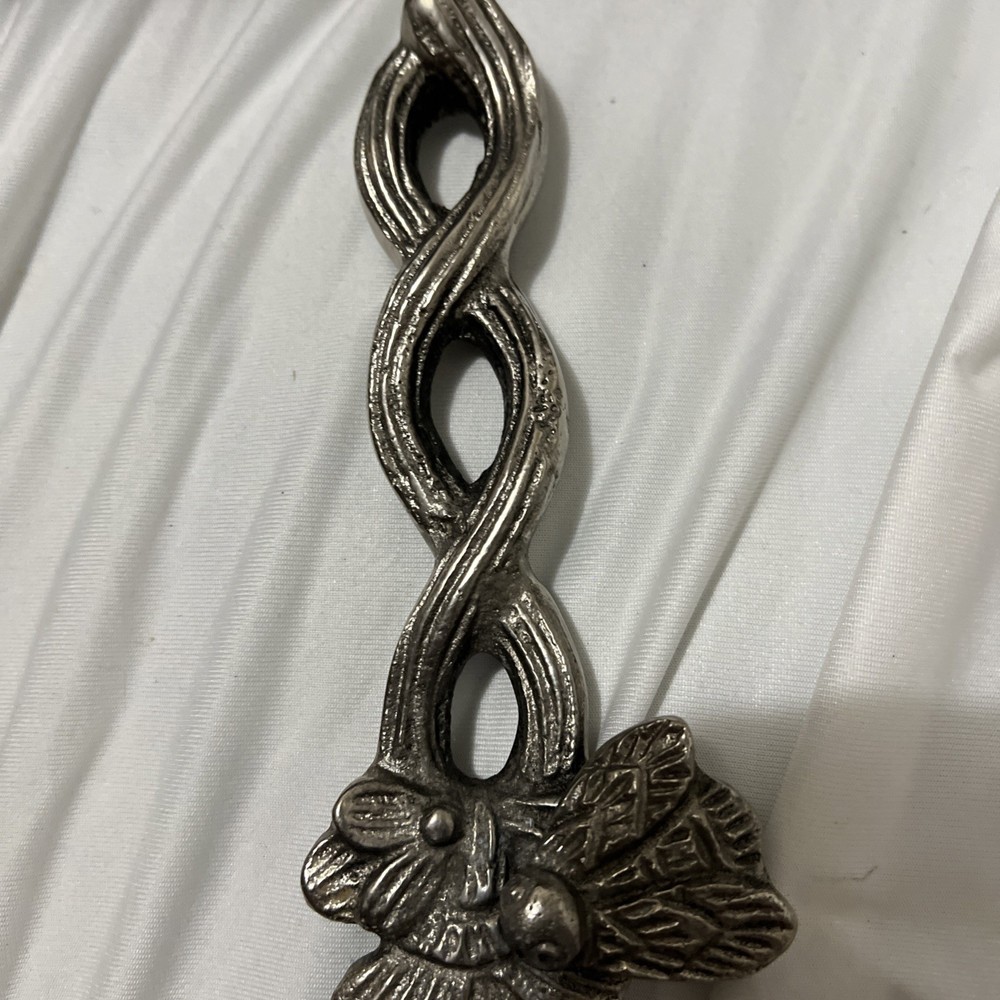 bee and flower pie knife