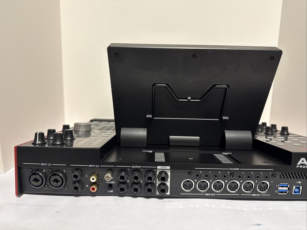 Akai Professional MPCX Standalone Sampler & Sequencer /Read