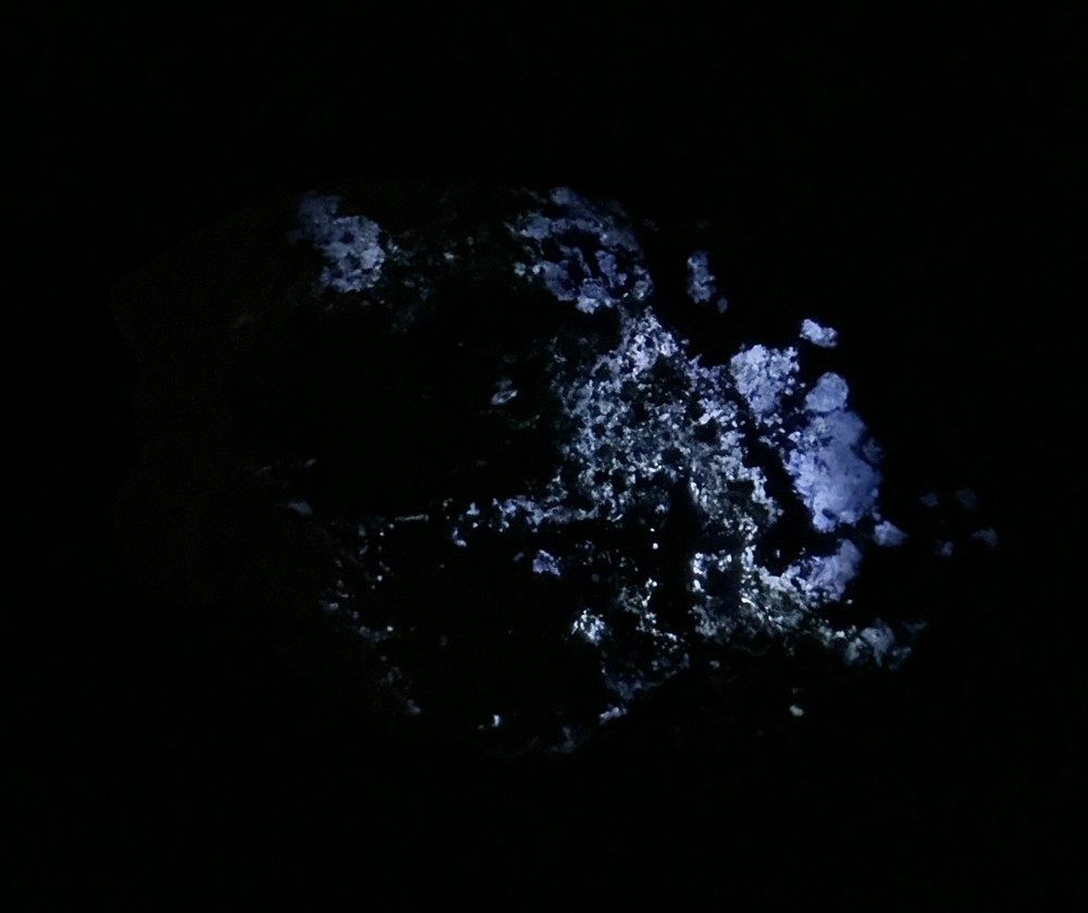 2282 Gr. Fluorescent Hackmanite W/ Sodalite, Fluorapatite, Phlogopite, Unknown