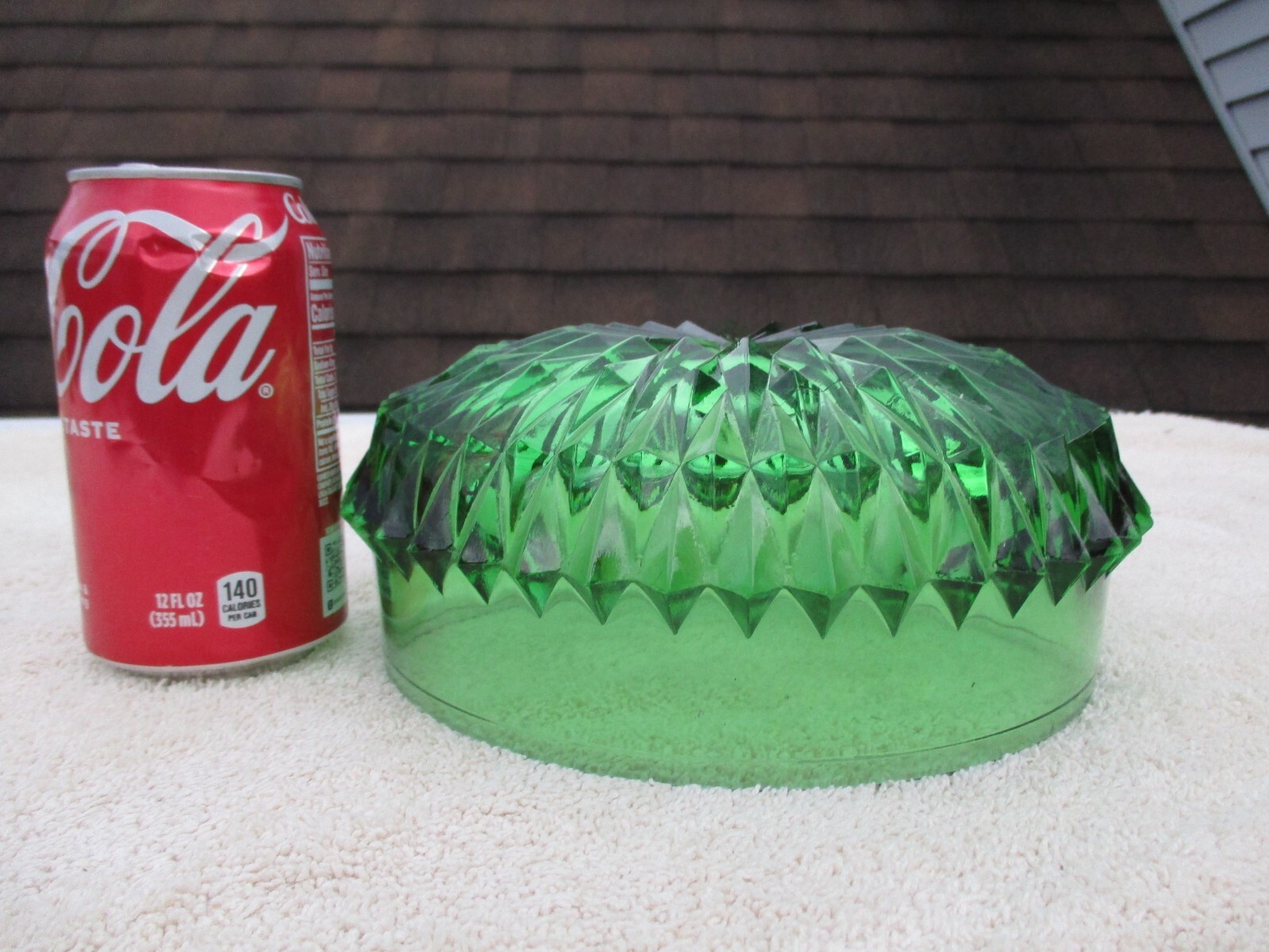 A VINTAGE ELEGANT, SPIKED, EMERALD GREEN GLASS LID/LAMP PART? MISSING FINIAL.