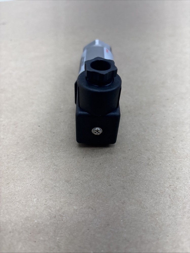 New In Box DANFOSS 060G3805 500 psi pressure transducer AKS32 1-5 VDC sensor