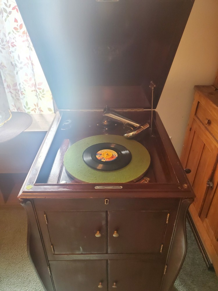 Victor Vietola XI,Record Player