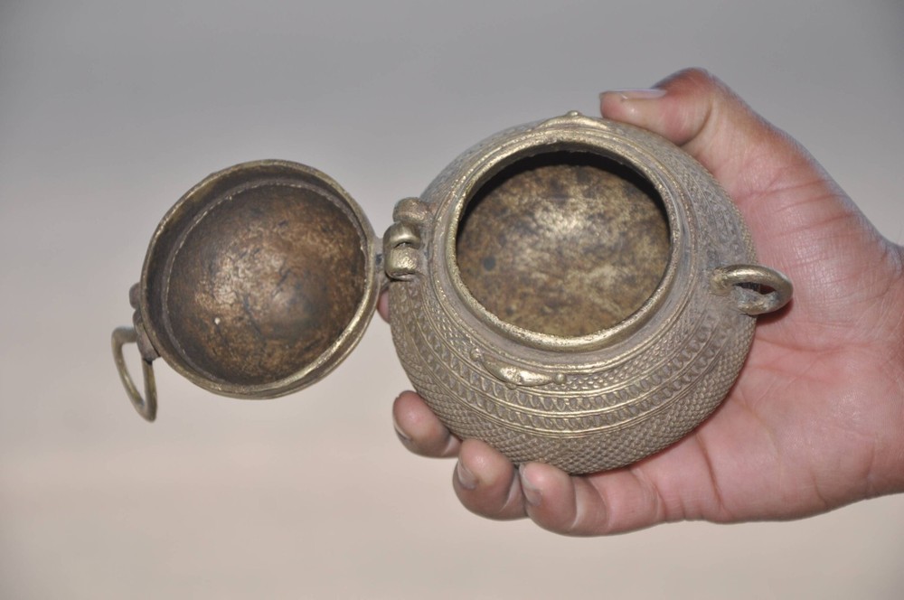 Brass Unique Shape Dot Design Engraved Work Handcrafted Powder/Pill Box