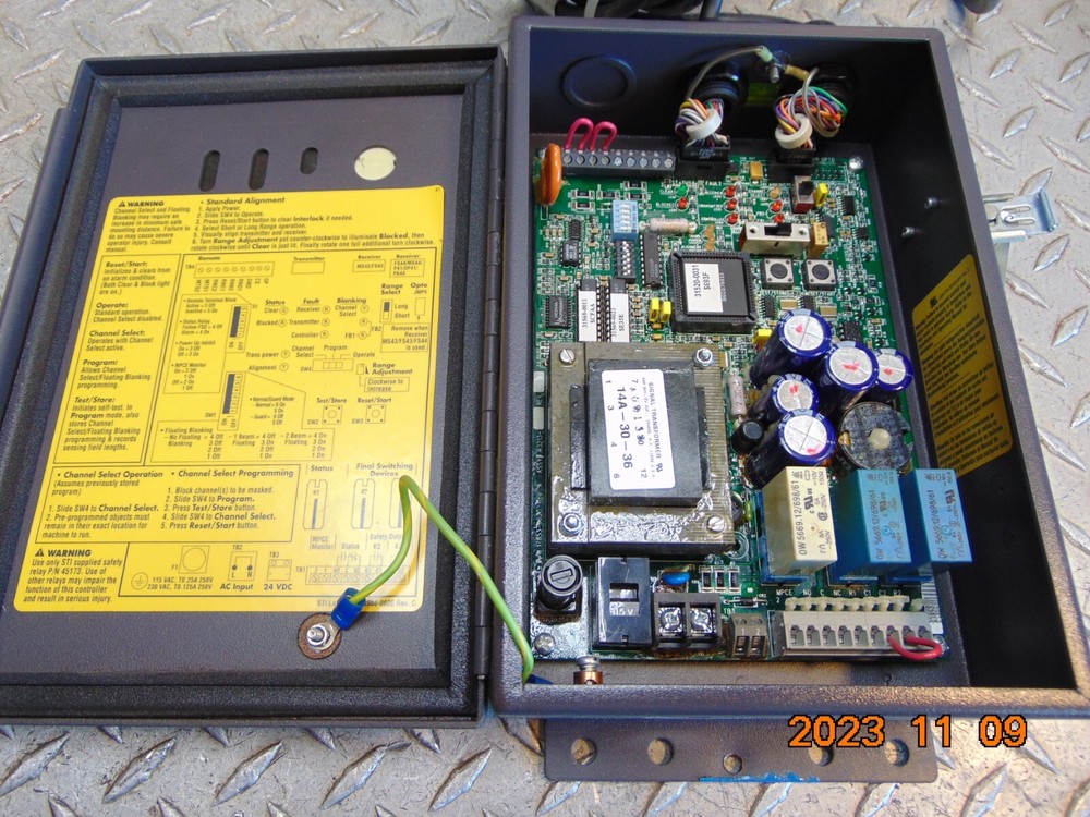 STI LCC-FB-ACI-U / 70027-1000 LIGHT CURTAIN CONTROLLER 28498-0010