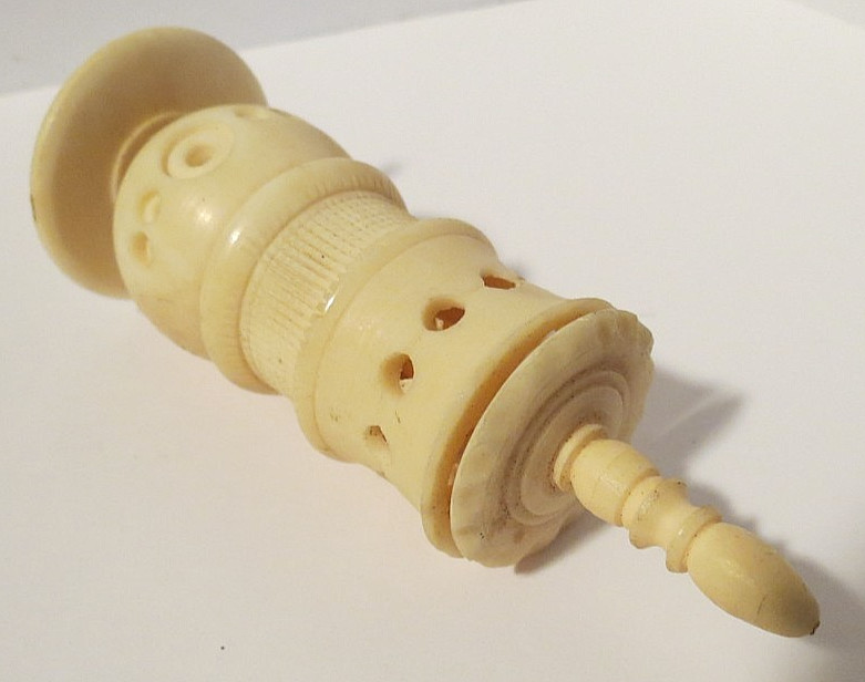 VINTAGE ONE PIECE HAND CARVED BONE CHESS