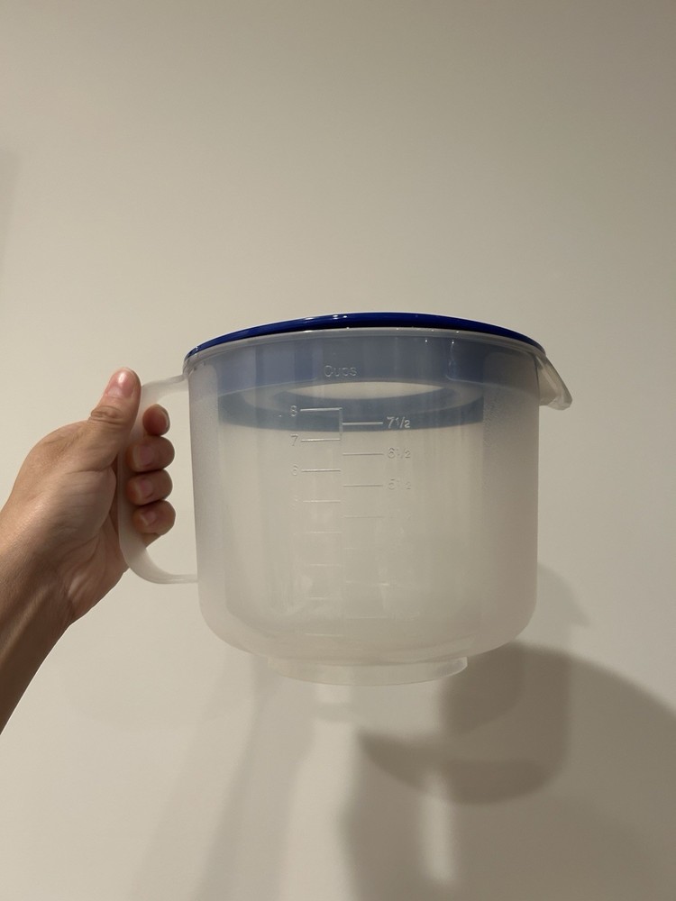 Tupperware 8 Cup Liquid Measuring Cup Plastic With Lid Handle Pour Spout