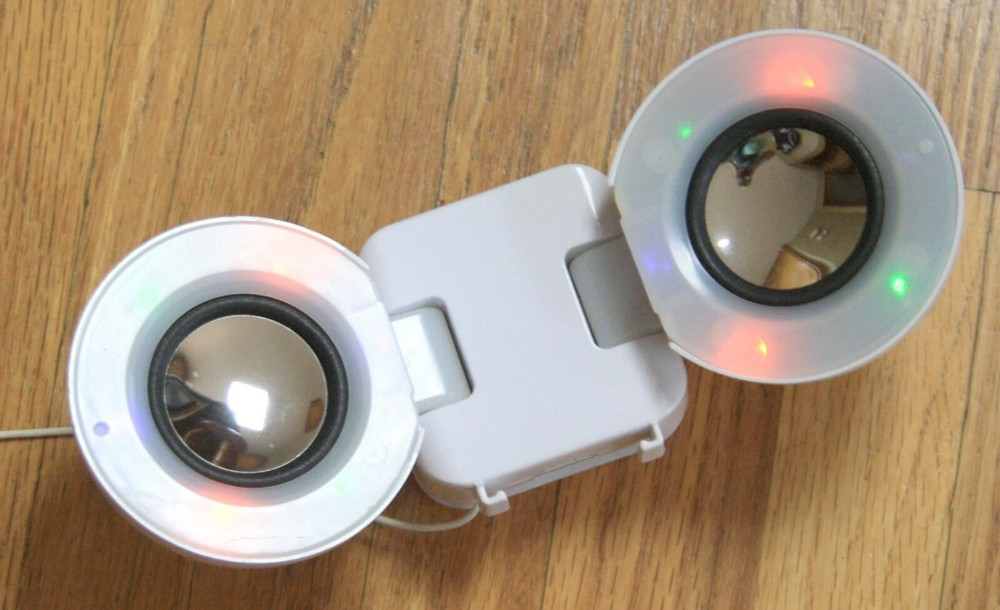 Portable wired speaker white ball folding blinking multicolored lights